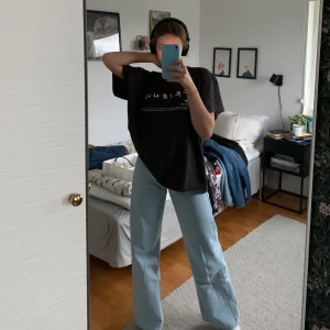 Wide leg jeans - Säljer mina coola wide leg jeans från JUNKYARD!! 💙💙 Använt sparsamt och bra skick! 🥳 Buda i kommentarerna eller privat vid intresse eller köp direkt för 550kr + frakt (: Budet avslutas lördag 19.00. Skicka vid frågor! 😚✨ LEDANDE BUD; 400kr + frakt 💖