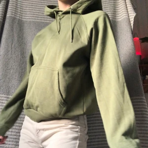 grön huddie - Huddie från Stay, köpt för ett tag sen men är knappt använd💗