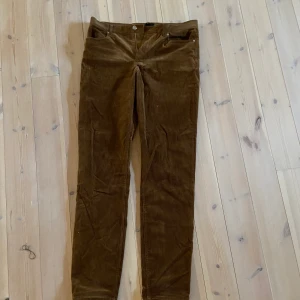 Manchesterbyxor - Bruna Manchesterbyxor HM. Knappt använda. Storlek 32/34