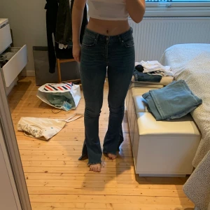 Blåa jeans med bootcut  - Säljer dessa jeans, köpta på Gina, då de inte kommer till användning längre. Storlek s, skulle säga att det sitter som en 34/36. Jag har själv klippt slitsar längst ner på båda benen då jag tycker det är snyggt. Bra längd för mig som är 164 cm