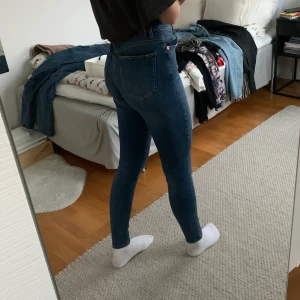 Mörkblåa jeans - Ett par mörkblå jeans i storlek 38 som passar mig som har 34/36 i andra jeans. Nästantill oanvända. Köparen står för frakten (: