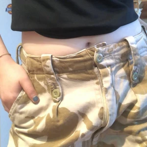 Camobyxor - Trendiga camoshorts från Urban outfiters! Dessa byxor är så snygga med både stora pösiga tröjor ovanpå eller mindre. Använda flera gånger men väldigt sparsamt och är i bra skick. (Frakt tillkommer)