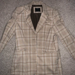 Kavaj - Skitsnygg rutig kavaj från bershka, använd 1-2 ggr. Sälj pga av att den ej kommer till användning💖💖