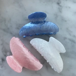 HÅRKLÄMMOR - Säljer dessa i blå, rosa & vit. Välj färg själv! Frakt tillkommer på 11kr