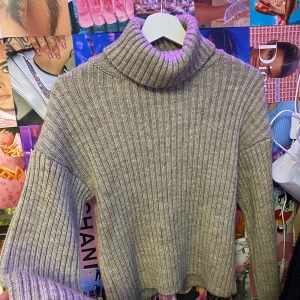 Stickad tröja - En jätte fin beige stickad tröja med en liten krage typ, inte kommut yill användning, från NAKD och kostade nypris 399kr , skriv för fler bilder på osv💕💕💕