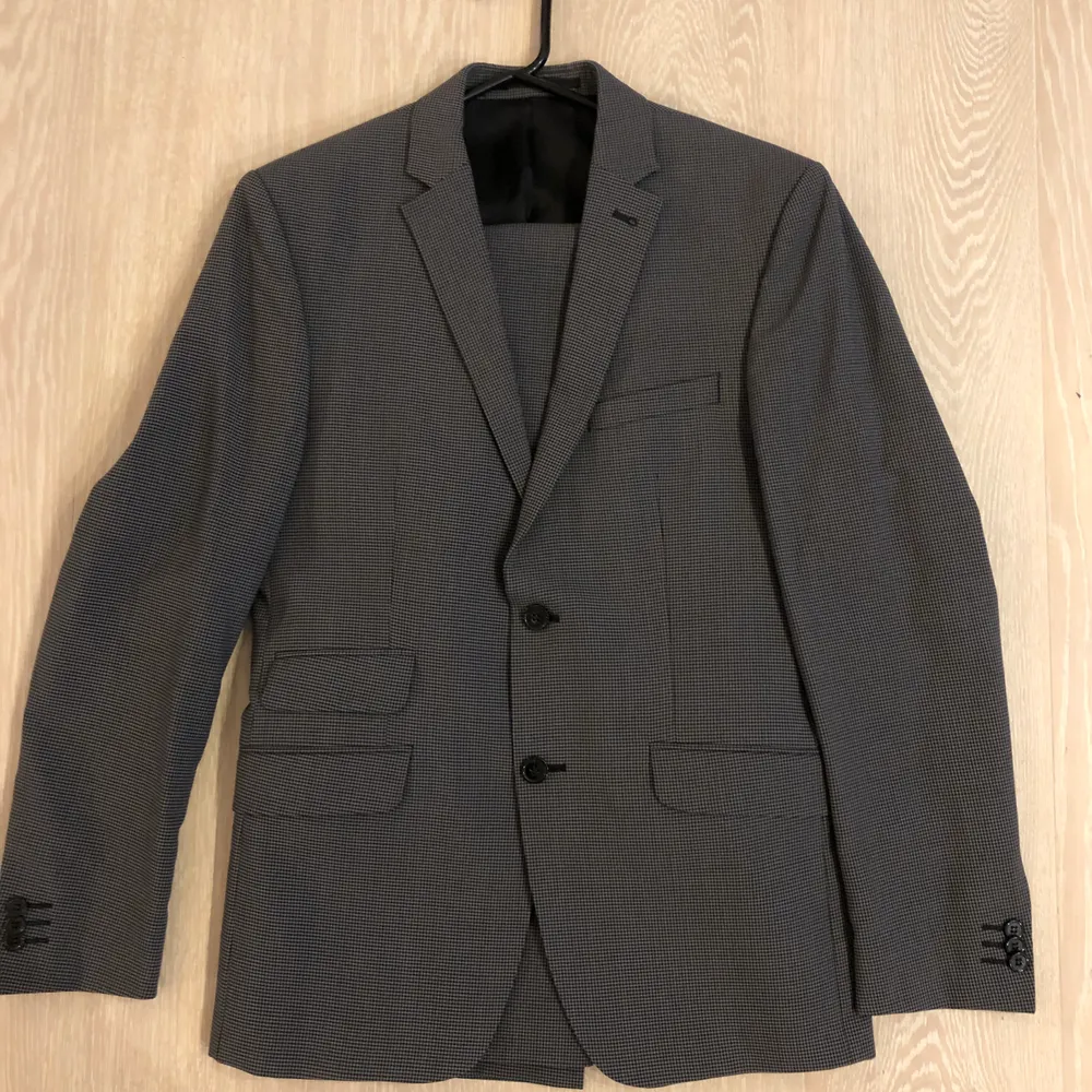 Kostym grå- och svartrutig Riley/Brothers strl 46, small, använd 2-3 gånger i nyskick.. Kostymer.