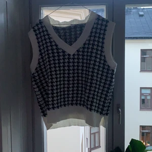 Shein vest  - En vest från shein, storlek s, trendig,  skön och bra att ha på sig när man vill va fin