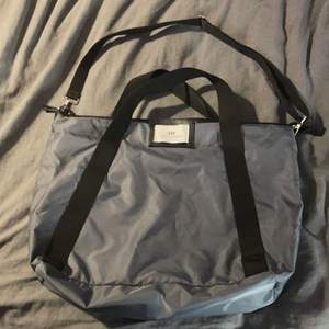 En grå väska som är oanvänd och därför finns inga defekter 