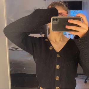 Nakd tröja - Stickad tröja/kofta från NAKD. Superfin och nästan helt ny. Frakt tillkommer på 63kr💓