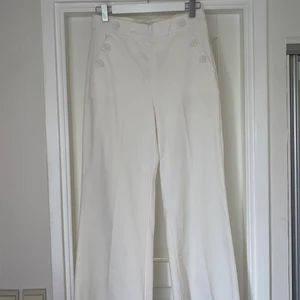Vita Kostymbyxor storlek 38 - Oanvända kostymbyxor i storlek 38. Köpta för 999 kr på Marquet. Höga i midjan och har en bra längd (jag är 175). Kan gå ner i pris :) 