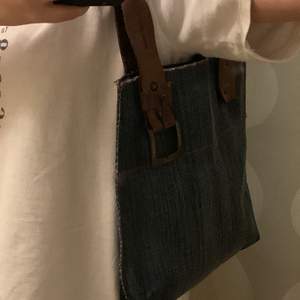 Cool väska gjord av jeanstyg:)