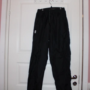 Reebok - Reebok flexibla pants. Kan levereras i Göteborg zon1 och 2 inom västtrafiks rese handlingar. Helst cash då jag inte har swish. Detta kan dock lösas. Lägg bud. 