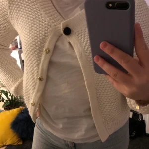 Kräm vit kofta från H&M - Säljer denna snygga krämvita koftan från H&M i storlek M pga använder inte längre! Jätteskönt material med snygga guldiga knappar på! Skriv vid intresse! ❤️❤️