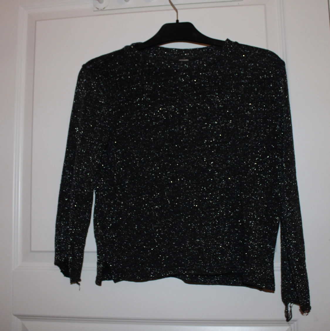 Glittrig kortärmad tröja.  - 90