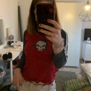 As cool dödskalle tröja! - As najs långärmad tröja med as coolt tryck, barnavdelningen men pssar xs-s. 