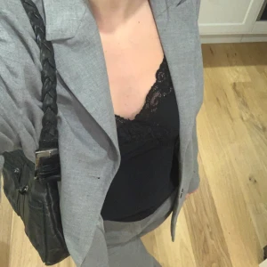 Grå oversized kavaj/blazer - Världens snyggaste vintage kavaj. Jennifer collection adelsten. Strl 40 o sitter snyggt oversized på mig som ofta bär strl 36 ☺️