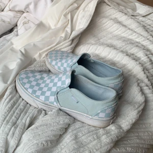 Ljusblåa, rutiga vans⚡️ - Säljer dessa ljusblåa vans då de inte kommer till användning längre. Inköpta i USA förra året för runt 500 kr och endast använda ett fåtal gånger, därav bra skick!