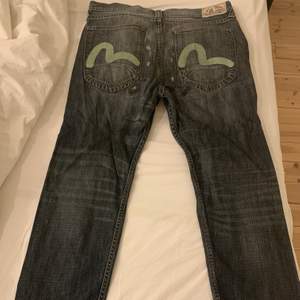 Vintage EvisuXPuma jeans från ”true love nerver dies” collection. Here storlek:38/32 (väldigt stora) lite slitna där av priset, skriv för fler bilder.