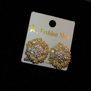 Örhängen - Lyxiga örhängen i rostfritt stål! Tillgängligt i lager. Allergivänlig och nickelfri! Har flera stycken!🧡✨