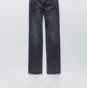 Zara Jeans - Vida snygga jeans från zara som är helt slutsålda. Använda men i mycket bra skick!! Köpta för 399kr. Pris kan diskuteras (avklippta för någon som är ca 165)