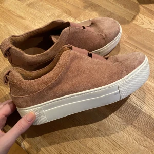 Selected Femme slip ons storlek 38 - Slip ons från Selected Femme i storlek 38. Väldigt sköna. Använda men i gott skick. 