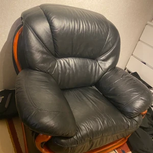 Fotölj - En fantastiskt skön och bra fotölj. Bra sick för att vara rätt så gammal (ungefär 2-4) år. Skinnet på soffan är ofta putsat och har aldrig kommit i kontakt med rök från cigarretter eller djur. Den kommer polerad och tvättad. Fantastiskt bra sick inga större repor som är synliga. FINNS OCKSÅ TVÅ AV DEN om någon skulle vara intresserad av att köpa två av den så finns det en exakt på pricken likadan som går att köpa också. 