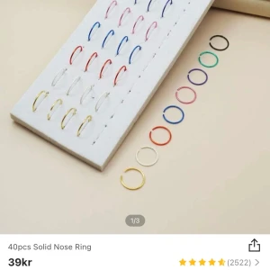 38st näsringar/örhänge  - Blandade färger i svart, grön, lila, rosa, blå, röd, vit och guld. Köptes på SHEIN men tyckte de var för små för min näsa. Därav saknas en svart. Kan användas som örhängen också. 20kr för alla