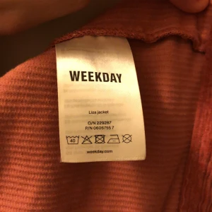 Manchesterjacka  - Kort rosa/röd manchesterjacka från Weekday i modellen Liza. Strl S-M