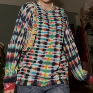 Batik tröja  - Super snygg hemma gjort batik tröja (köparen står för den eventuella frakten💕)