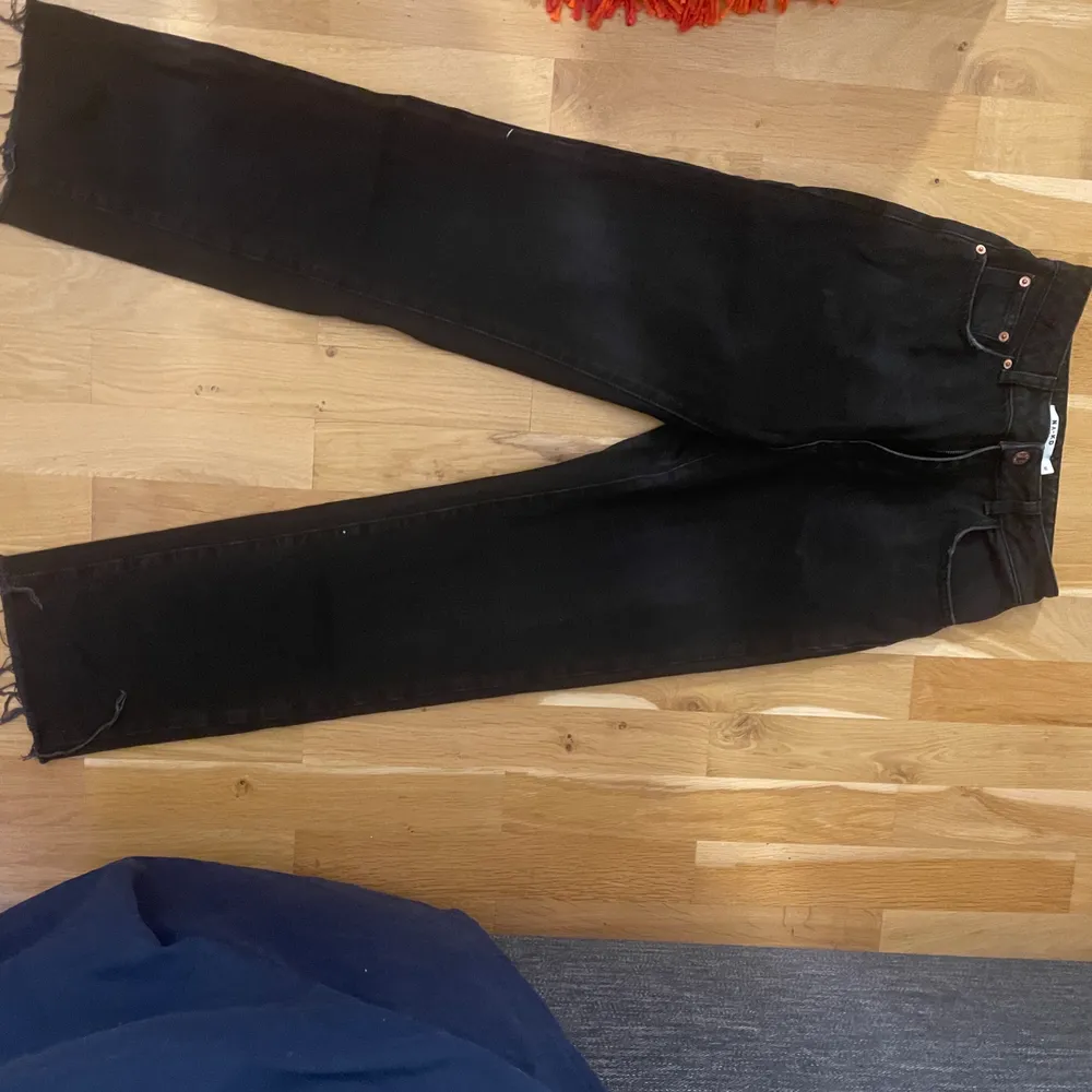 Säljer mina slutsålda svarta high waist jeans från nakd, dessa är i storlek 36 💕 säljer pga att dom är försmå för mig, jag kan mötas upp i norrköping eller frakta(köparen står för frakt) . Jeans & Byxor.