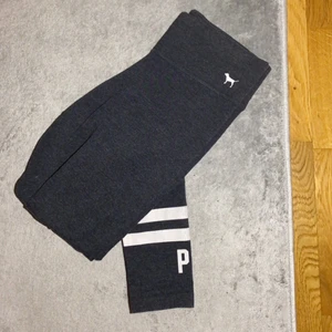 Victoria secret träningstights - Säljer dessa Victoria secret PINK träningstights som jag köpte i usa för några år sen men har ej använt de på länge. Jättebra skick skönt material och sitter bra! Säljer för 100 kr + FRAKT 💗