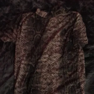 Orm t-shirt - En slags orm mönster på t-shirten 