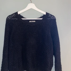 Svart stickad tröja - Jag köpte på secondhand men är från Gina. Frakten är inte inkluderad i priset. Det är bara att fråga om du vill ha fler bilder! Den är i strl L.