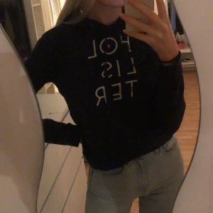 Kort hoodie från Hollister - Kort marinblå hoodie från hollister. Knappast använd. 
