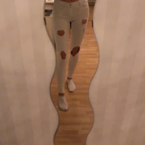 Vita zara jeans - Vita tajta jeans från zara med slitningar. 