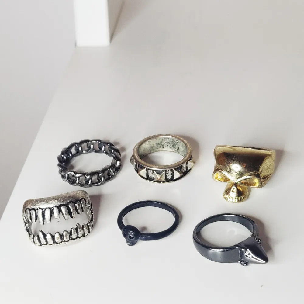 Metallringar med olika motiv som går att kombinera snyggt. En ring för 5kr eller alla för 20! (pris går att diskutera) Skickas via PostNord för 11kr🥰. Accessoarer.
