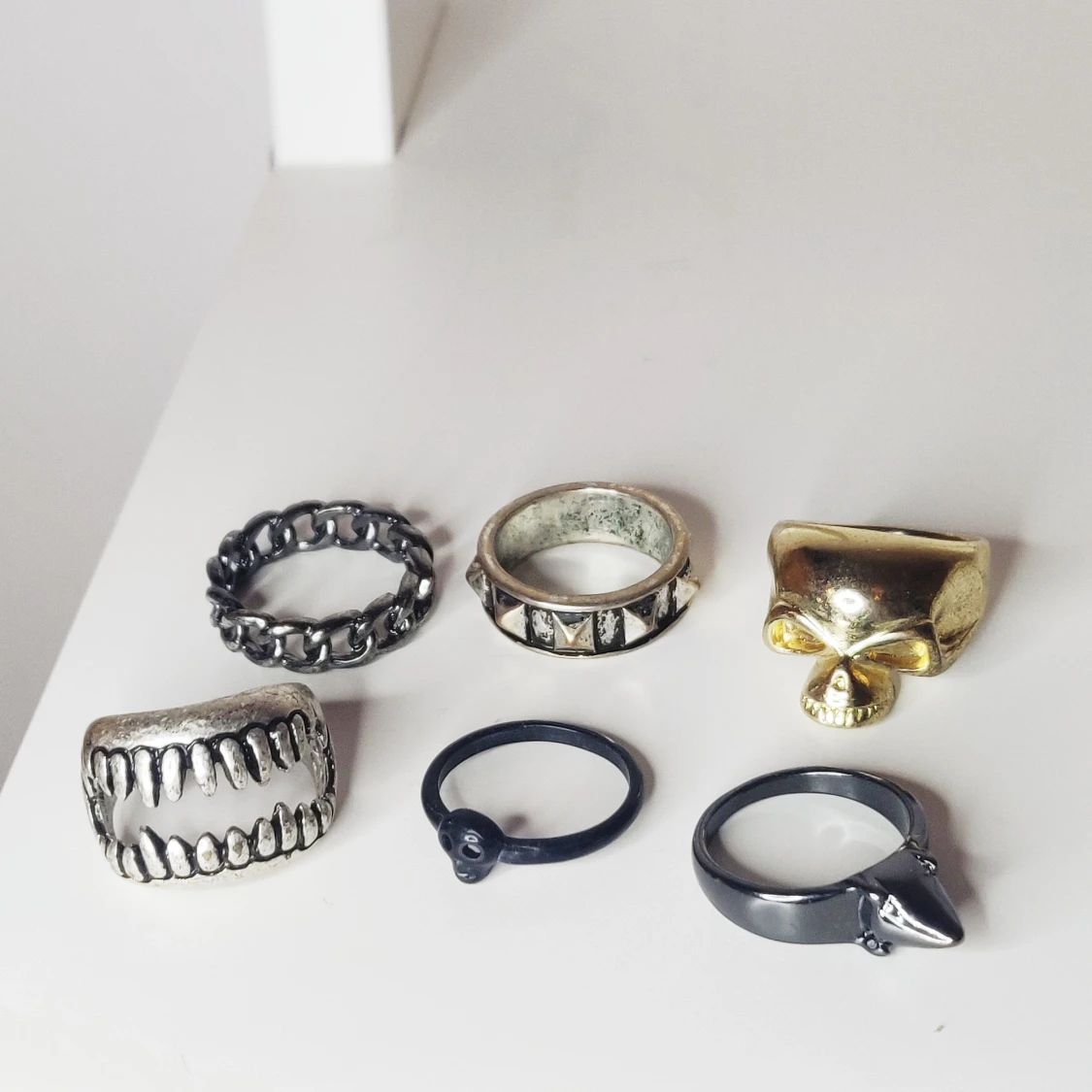 edgy ringar i snygga motiv
