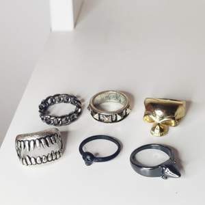 Metallringar med olika motiv som går att kombinera snyggt. En ring för 5kr eller alla för 20! (pris går att diskutera) Skickas via PostNord för 11kr🥰