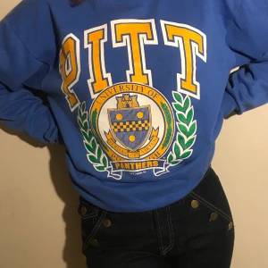 Collegetröja, vintage - Blå collegetröja köpt på en vintageaffär💙 Bra skick och knappt använd. Uppskattad storlek är S/M men skulle funka på XS som lite mer oversized.          Budgivningen avslutad. 