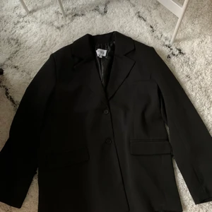 Oversize kavaj från NA-KD strl 36 - Danny Saucedo x NA-KD. Shiit snygg oversize kavaj från NA-KD. Storlek 36🖤 Orginalpris 399:- men säljer för 200:- 