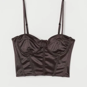 Topp - Säljer denna slutsålda topp från Hm. Storlek 34. (Slutsåld i storleken online Buda