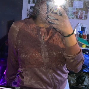 SAMMET KOFTA - Säljer en rosa helt oanvänd sammet kofta, extremt skönt material, snygg design och snygga detaljer, perfekt för dig som gillar sammet kläder men även rosa, finns på gröna linjen, tar emot Swish & kontanter :)