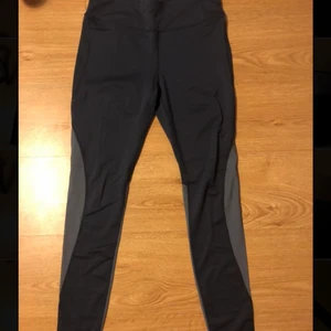 Tränings thights  - Säljer dessa väldigt fina blå tränings thights thights  i storlek S. De ljusblå partiet är ett material som är lite genomskinligt ( se sista bilden). De är använda Max 2 ggr så de finns inga skador på de. Köparen står för frakt