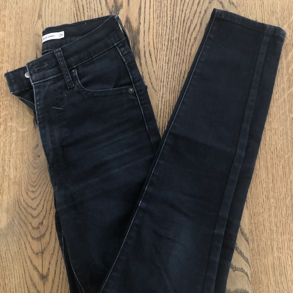 Svarta Levis jeans i modellen ”mile high super skinny”🖤 tappat ganska mycket av den svarta färgen på vissa ställen (se bilderna), frakt tillkommer på 63kr! Nypris 1200kr (knapp fram finns såklart bara att jag inte knäppte jeansen på bilen!). Jeans & Byxor.