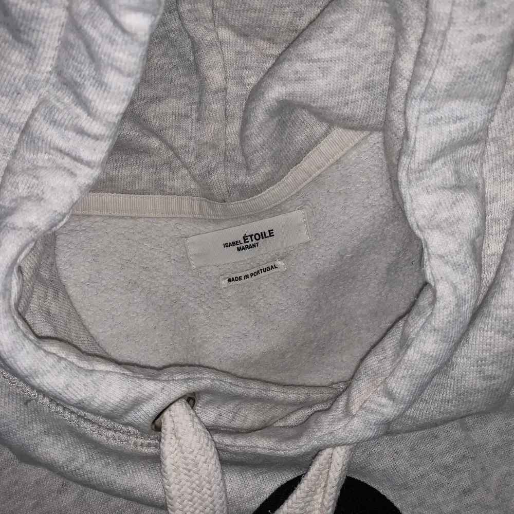 Säljer denna hoodie från Isabel marant. Nypris på NK 2700, nästan aldrig använd. Är storlek M men sitter lite oversize. Buda i kommentarerna ❤️❤️ (köp direkt för 1300). Hoodies.