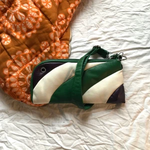 Axelväska grön, vit och lila✨ - Supernice väska med cool design och bra kvalite🤩✨