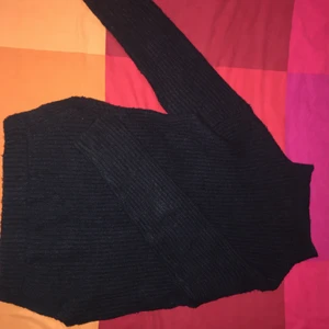 Fin stickad tröja! - Stickad tröja med krage. Den har en längre bakdel än framdel med en liten slit på varsin sida.