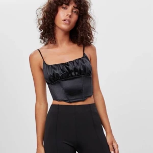 Sidenkorsett från bershka S - Jag säljer denna korsett i sidenimitation från Bershka. Den är i S men jag skulle säga att den passar en XS bättre💕🧚🏻 Den är helt oanvänd, endast testad!