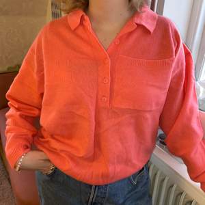 Stickad vintage sweater som liknar slutsåld Zara tröja💗 Plagget är vintage men i bra skick. Storleken är 38/40 men like oversized som på bilden! Köparen står för frakt❣️