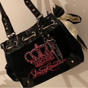 Juicy couture väska  - Superfin Juicy väska som är väldigt efterförfrågad! Rymlig och får plats med mycket så man kan ha den till skolan. Buda i kommentarerna, högst bud vinner💗                ❗️BUDA MINST 10 KR MELLAN VARJE BUD❗️.                         ❌Budgivningen avslutas ikväll 5/1 kl 20:00❌